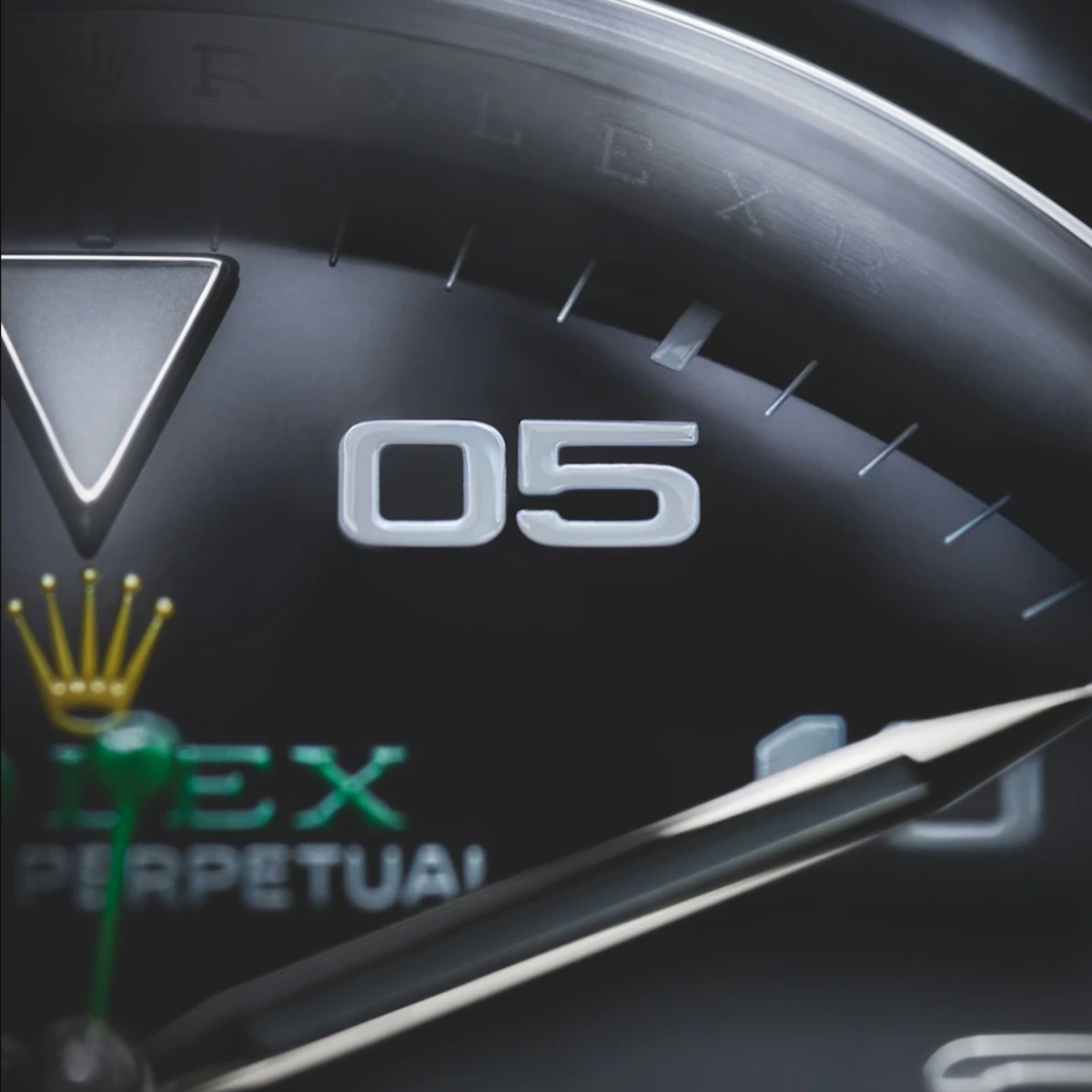 今年的新款亮點就是，在「5」分鐘刻度前添加數字「0」，令所有分鐘刻度呈雙位數，使錶面更清晰易讀，勻稱美觀；新錶款亦為錶冠兩側配備護肩。